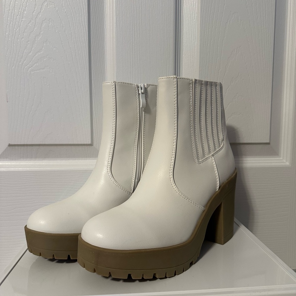 Journee Riplee White Platform Booties